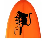 Autocollant Monkey TNT posé sur l’avant d’une planche orange