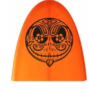 Crâne en sucre noir appliqué sur une surface orange arrondie