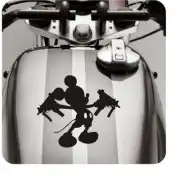 Design MICKEY noir appliqué sur le réservoir d’une moto
