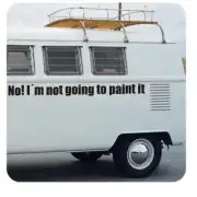 Furgoneta camper blanca con el texto «No! I’m not going to paint it» aplicado en el lateral