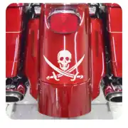 Pegatina pirata blanca con calavera y espadas cruzadas sobre la parte trasera de una moto roja