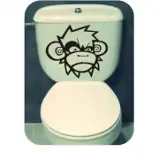 Adhésif avec un motif de singe placé sur le réservoir des toilettes