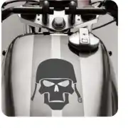 Pegatina de calavera con casco sobre el depósito de una moto