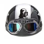 Pegatina de Darth Vader aplicada en la parte superior de un casco negro con gafas