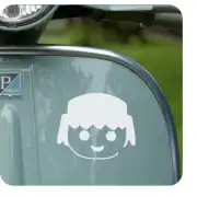 Vinilo CLIC blanco aplicado en el lateral de una moto gris