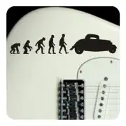 Vinilo de evolución hacia coche clásico aplicado sobre una guitarra blanca