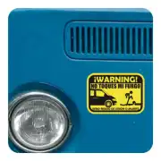 Autocollant jaune et noir avec message d’avertissement appliqué près du phare d’un véhicule bleu