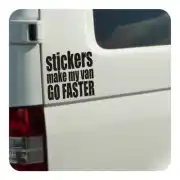 Aufkleber mit dem Spruch „STICKERS MAKE MY VAN GO FASTER“ am Heck eines weißen Vans