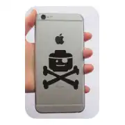 Pegatina de pirata con figura de bloque y tibias cruzadas aplicada en un teléfono.