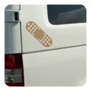 Pegatina con forma de tirita aplicada sobre el lateral de una furgoneta blanca