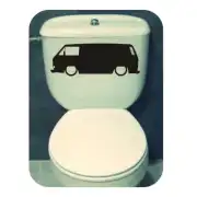 Silhouette noire d’un Volkswagen T3 tôlé appliquée sur le réservoir d’eau d’un WC