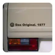 Vinilo “Das Original. 1977” colocado sobre la parte trasera de un vehículo claro