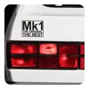 Autocollant « Mk1 THE ORIGINAL THE BEST » posé près du feu arrière d’une voiture blanche