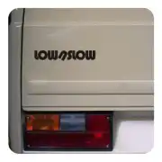 Pegatina LOW N SLOW en negro aplicada en la parte trasera de una furgoneta