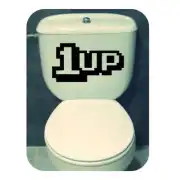Pixeliger 1UP-Aufkleber auf dem Spülkasten einer Toilette