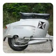 Lambretta-Malteserkreuz an der Seite eines klassischen Rollers