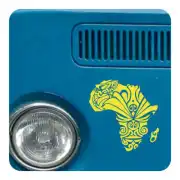 Motif tribal africain jaune appliqué près du phare d’un véhicule bleu