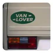Pegatina verde VAN LOVER aplicada junto a un piloto trasero
