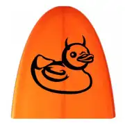 Demon Duck noir appliqué sur une surface orange incurvée