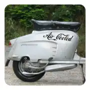 Vinilo Air Cooled negro aplicado en el lateral de una motocicleta blanca