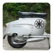 Design circulaire noir avec huit flèches appliqué sur le côté d’un scooter blanc