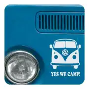 Weißes YES WE CAMP Design neben dem Scheinwerfer eines blauen Vans