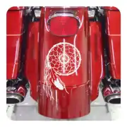 Vinilo blanco de atrapasueños aplicado sobre pieza roja de motocicleta