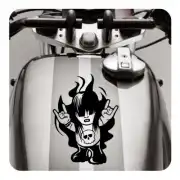Adhésif du personnage cornu placé sur le réservoir d’une moto