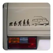 Evolution-T3-Joker-Aufkleber am Heck eines Vans angebracht
