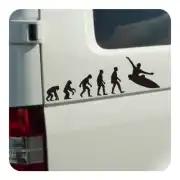 Autocollant Evolution Surf noir placé sur le côté arrière blanc d’une camionnette