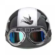 Pegatina de golondrina negra colocada en un casco con gafas