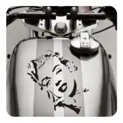 Pegatina MARYLIN colocada sobre el depósito de una motocicleta