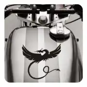 Autocollant de dragon ailé appliqué sur le réservoir d’une moto