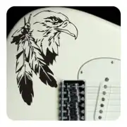 Vinilo de águila con plumas aplicado sobre una guitarra blanca