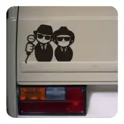 Vinilo de dos figuras con gafas aplicado junto al piloto trasero de un coche