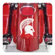Vinilo blanco de casco espartano aplicado en una moto roja