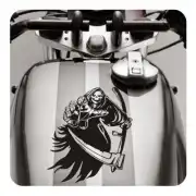 Faux avec une figure encapuchonnée appliquée sur le réservoir d’une moto
