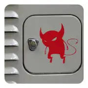 Pegatina roja de demonio con cuernos aplicada sobre una tapa metálica