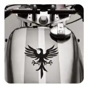 Pegatina negra de águila con alas extendidas sobre el depósito de una moto