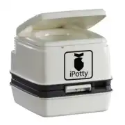 Pegatina iPotty colocada en la parte frontal de un pequeño recipiente portátil abierto