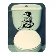 Pegatina de Arale en negro colocada en la tapa de un inodoro