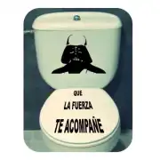 Darth-Vader-Aufkleber mit dem Text „Möge die Macht mit dir sein“ auf einem Toilettendeckel