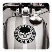 Vinilo RIDE FREE con calavera aplicado sobre el depósito de una moto