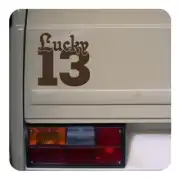 Pegatina Lucky 13 colocada en el lateral de un vehículo blanco