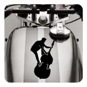 Pegatina negra de músico con contrabajo sobre el depósito de una moto