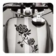 Zwei selbstklebende Rosen auf dem Tank eines Motorrads