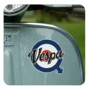 Vinilo Vespa colocado en el lateral de una scooter clara