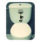 Motif de princesse avec une figure féline noire appliqué sur le réservoir d’un WC