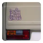 Pegatina PEACE LOVE MUSIC colocada en la parte trasera de un vehículo