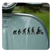 Pegatina negra de evolución hacia scooter aplicada en el lateral de una scooter